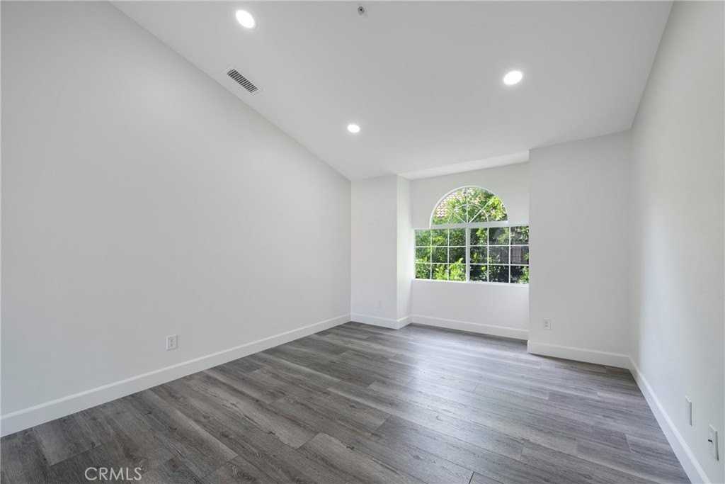 1519 E Spruce St #D - Photo 6 of 50