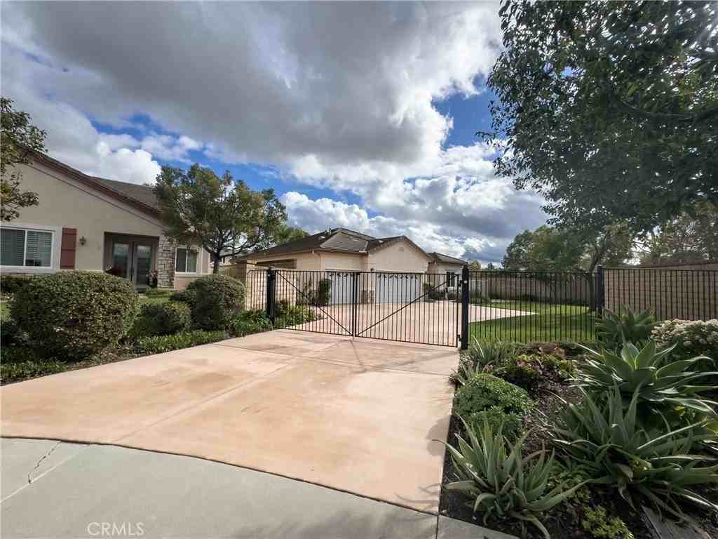 1399 Cordova Ct - Photo 4 of 27