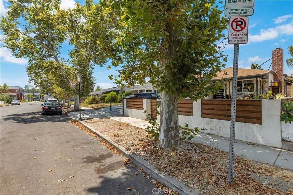 6221 Agnes Ave - Photo 3 of 35