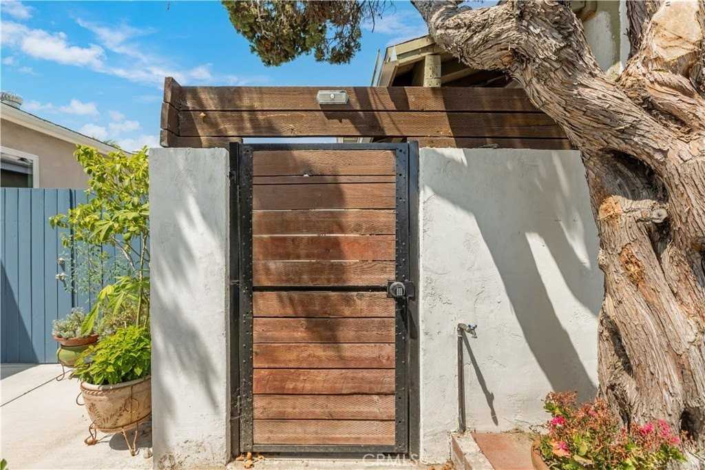 6221 Agnes Ave - Photo 4 of 35