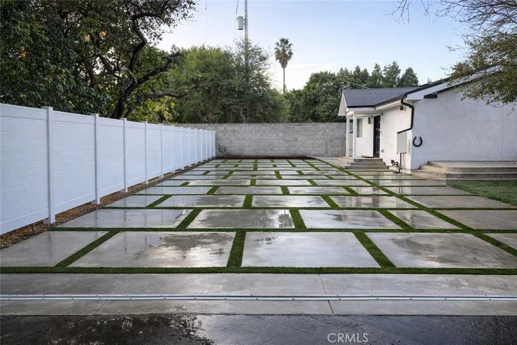 22827 Calvert St #1-2 - Photo 4 of 8