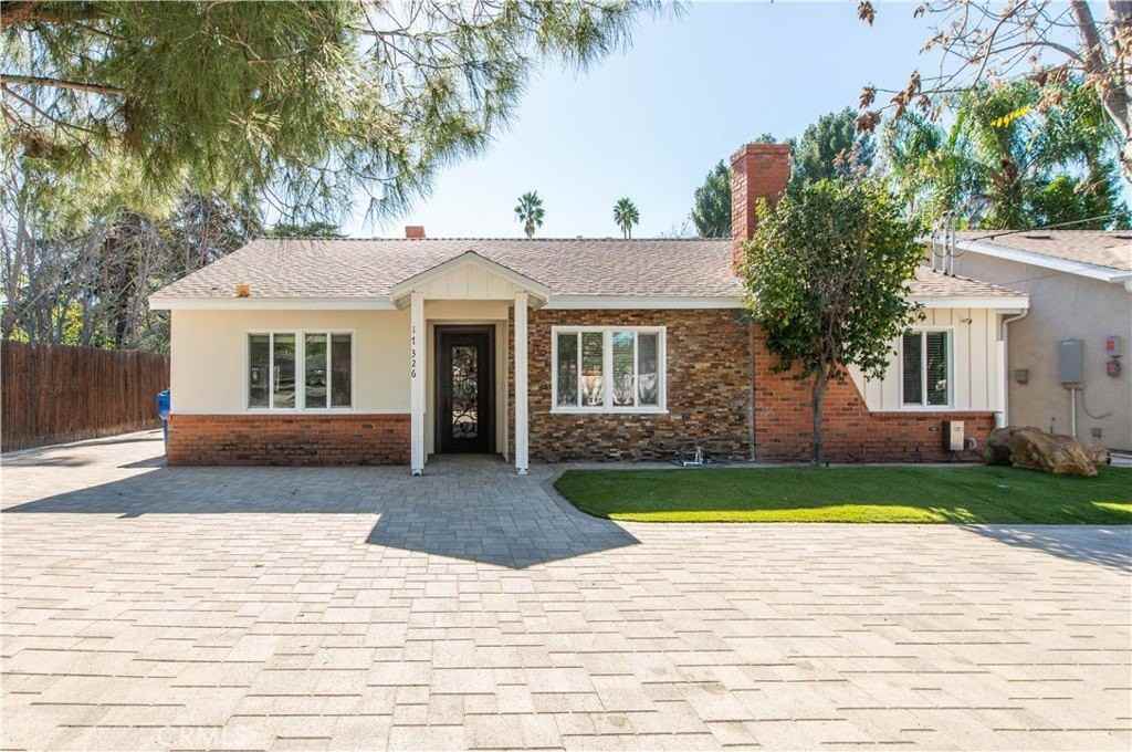 17326 Chase St - Photo 2 of 33