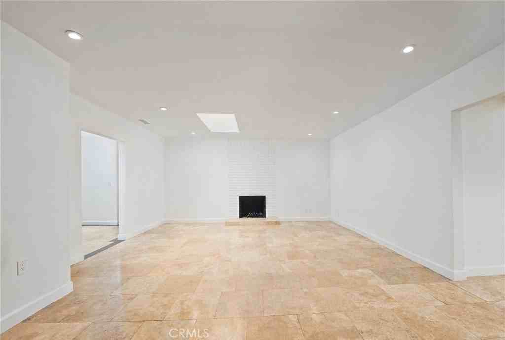 17326 Chase St - Photo 5 of 33