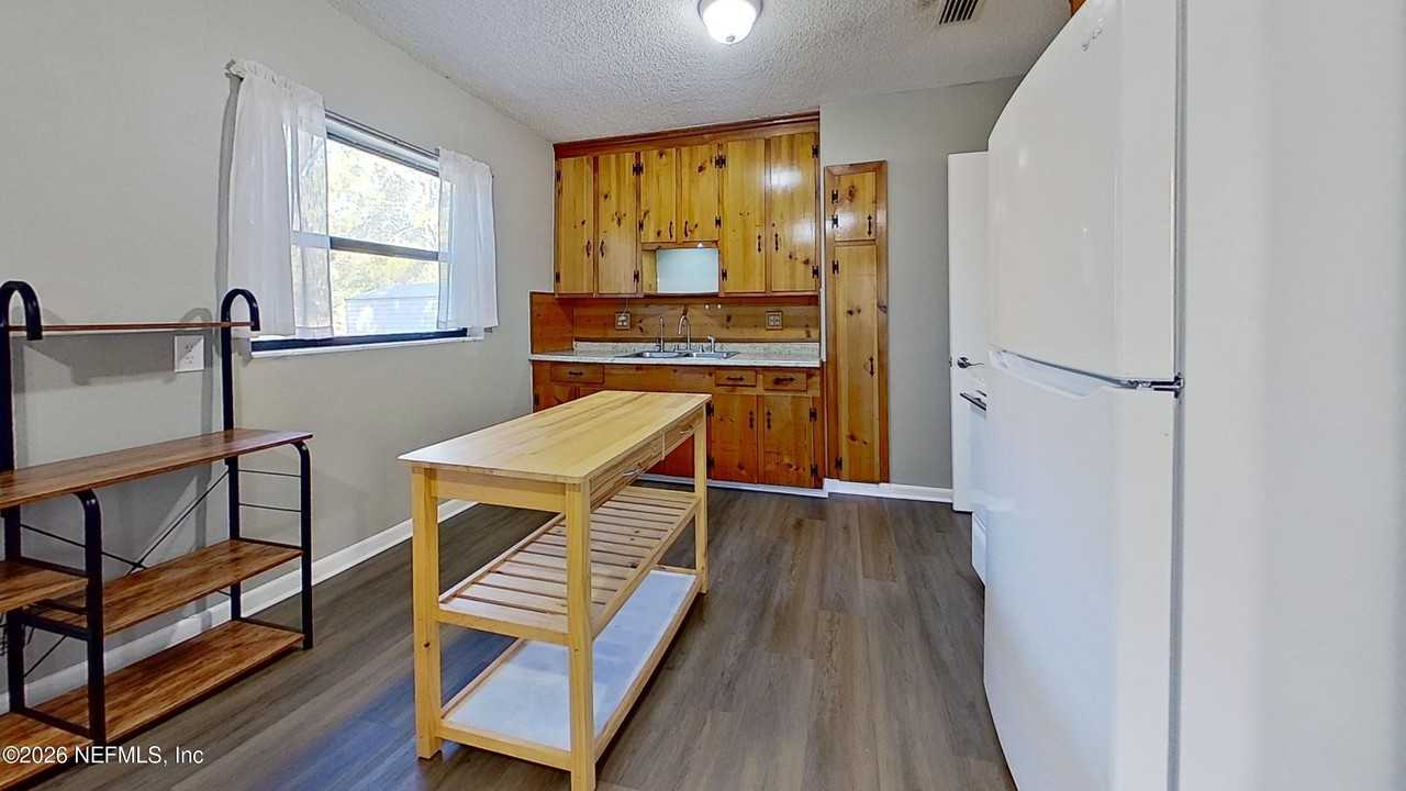 1728 Lawson Rd - Photo 7 of 30