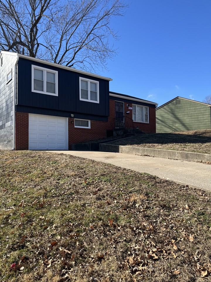 805 W 39th St N #1 - Photo 2 of 26