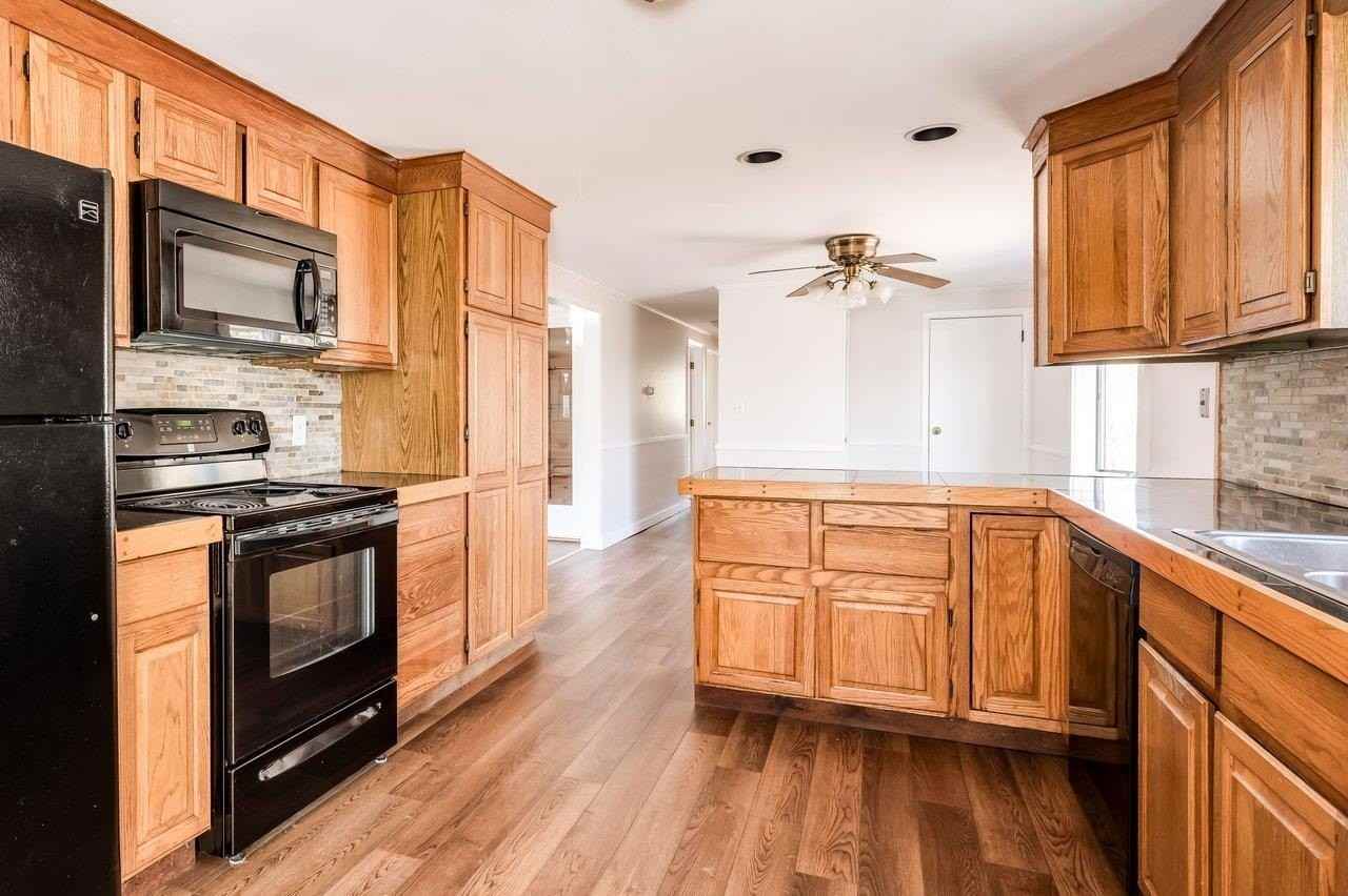 240 Amesbury Rd - Photo 2 of 36