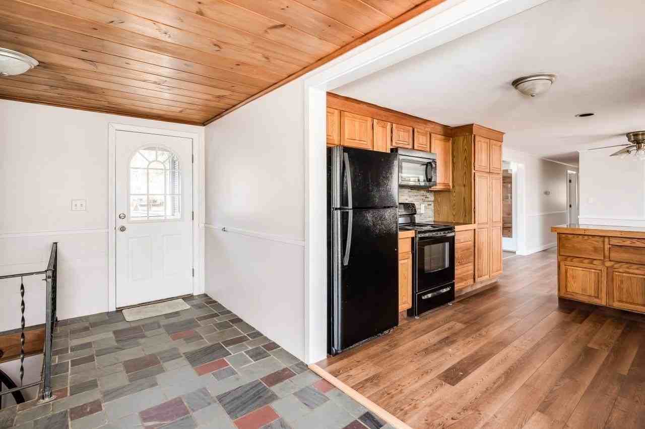 240 Amesbury Rd - Photo 5 of 36