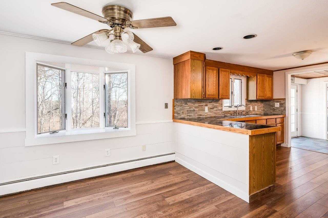 240 Amesbury Rd - Photo 6 of 36