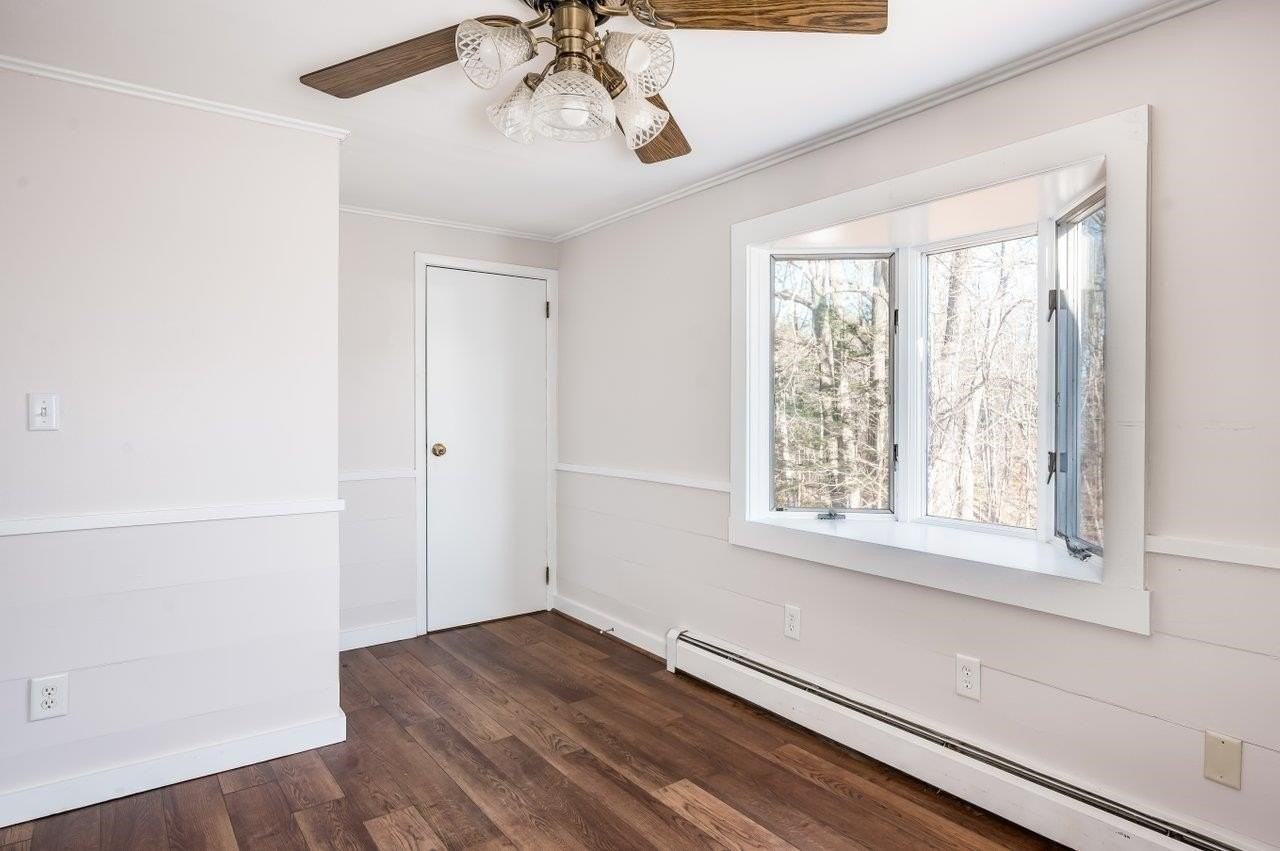 240 Amesbury Rd - Photo 7 of 36