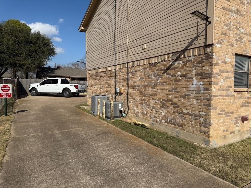 422 W 4th St - Photo 3 of 25