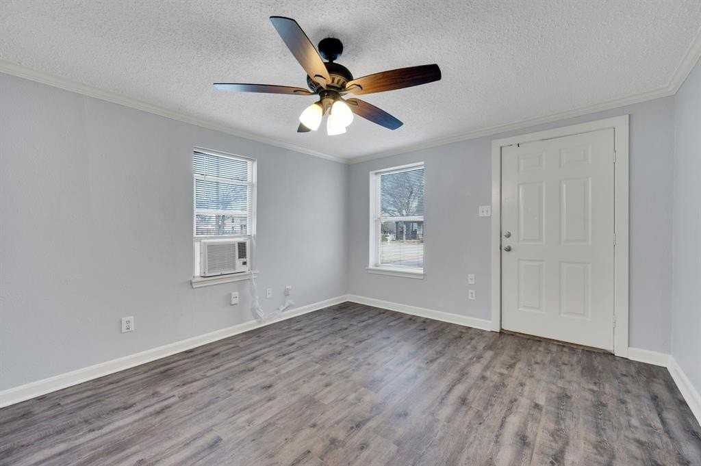 412 E Avenue F - Photo 7 of 12