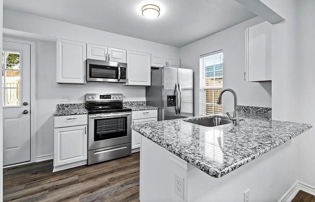 406 E Elm St - Photo 5 of 21