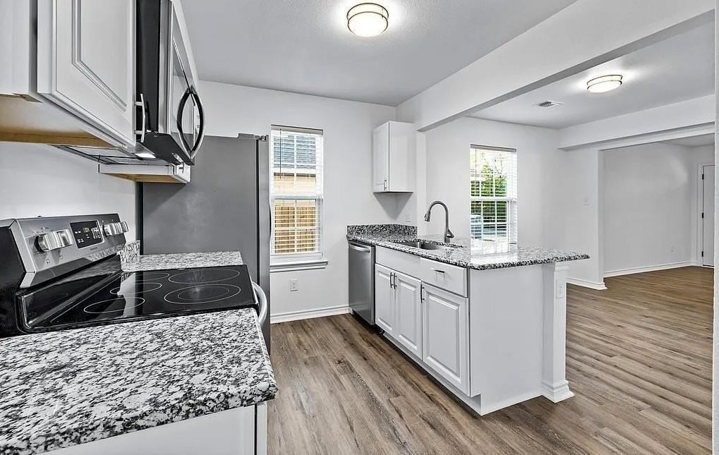 406 E Elm St - Photo 6 of 21