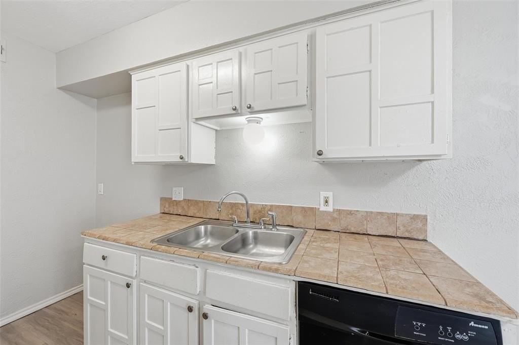 1718 Dorchester Dr - Photo 6 of 19