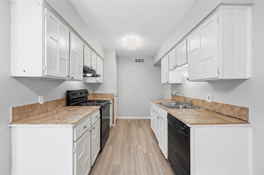 1718 Dorchester Dr - Photo 7 of 19