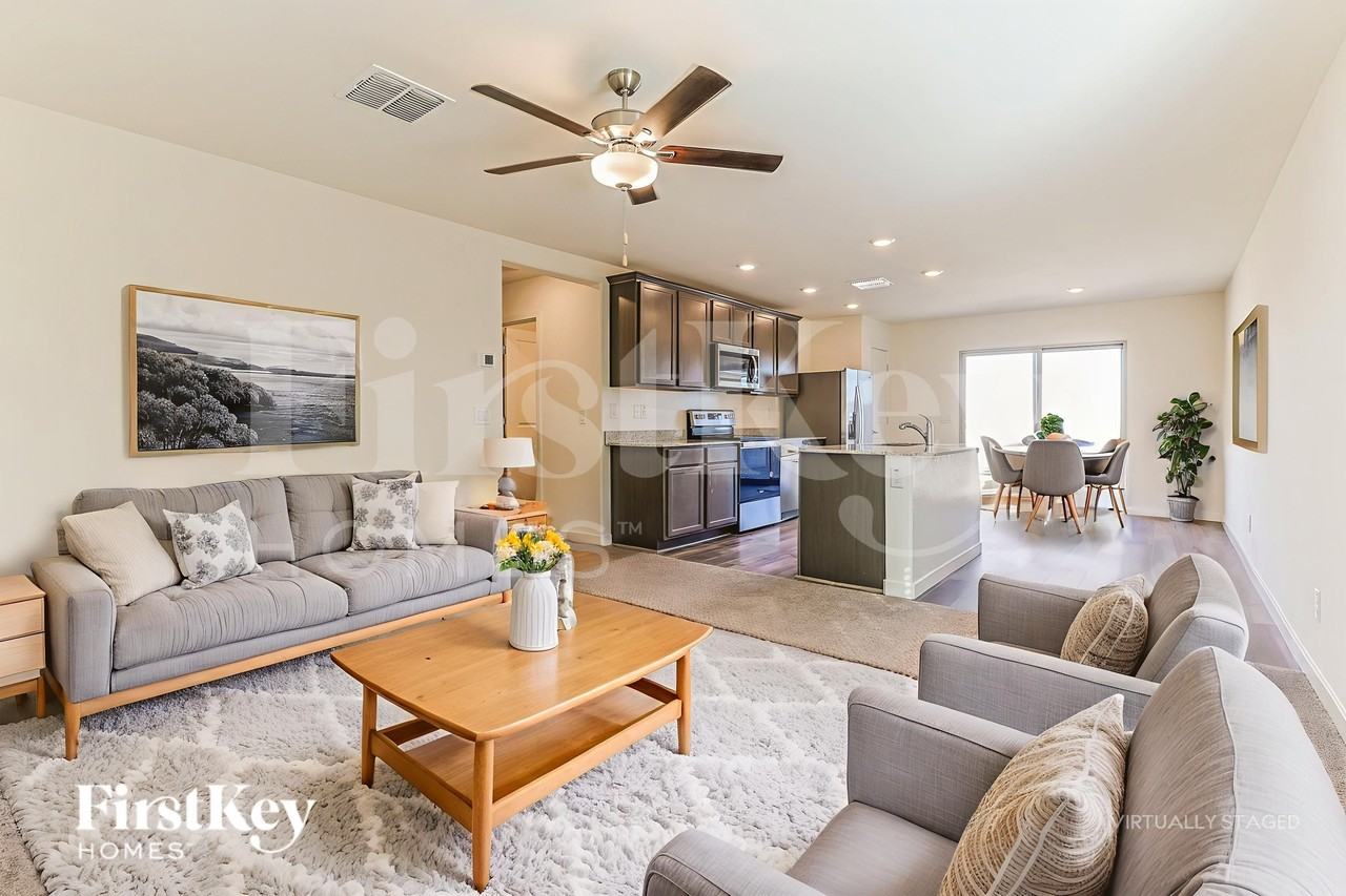 1032 W 20th St - Photo 3 of 19