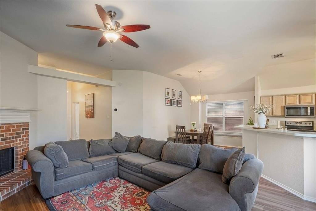 9204 Newport Ln - Photo 5 of 12