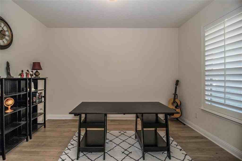 908 Foxglove Dr - Photo 3 of 32