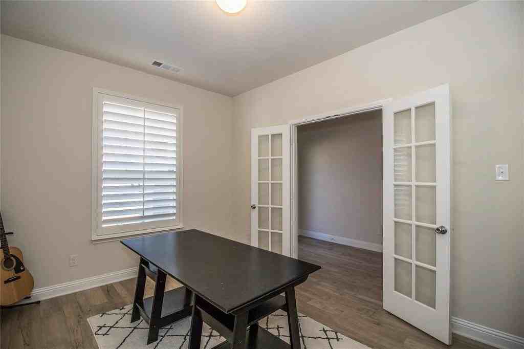 908 Foxglove Dr - Photo 4 of 32