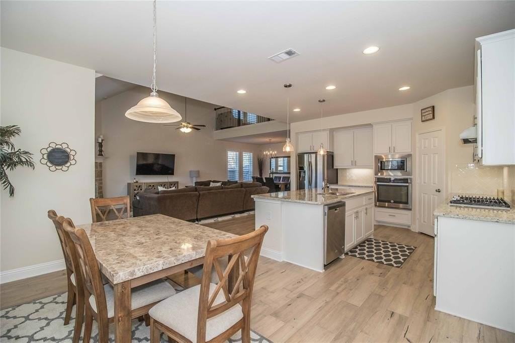 908 Foxglove Dr - Photo 7 of 32