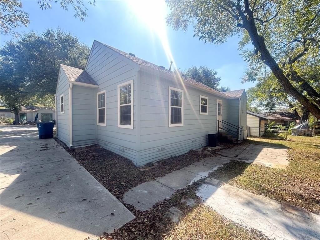 608 W Lake St - Photo 3 of 20