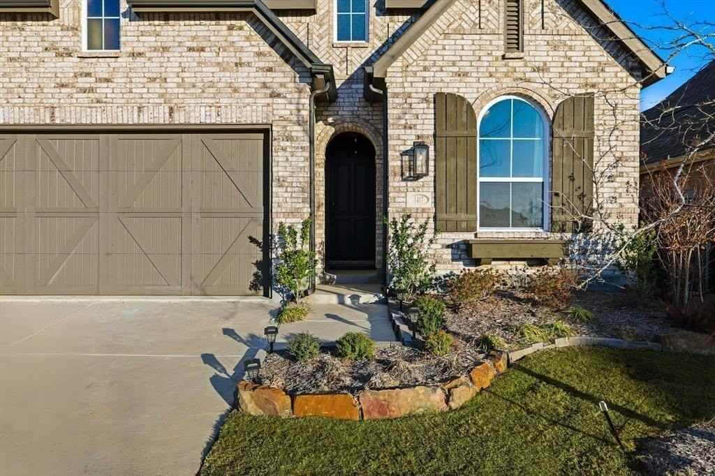 1417 Sandhill Ln - Photo 2 of 34