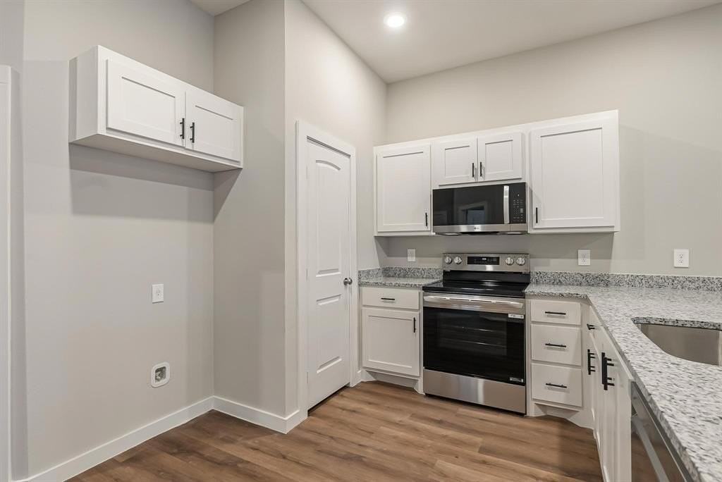 6121 Princess Ln - Photo 3 of 35