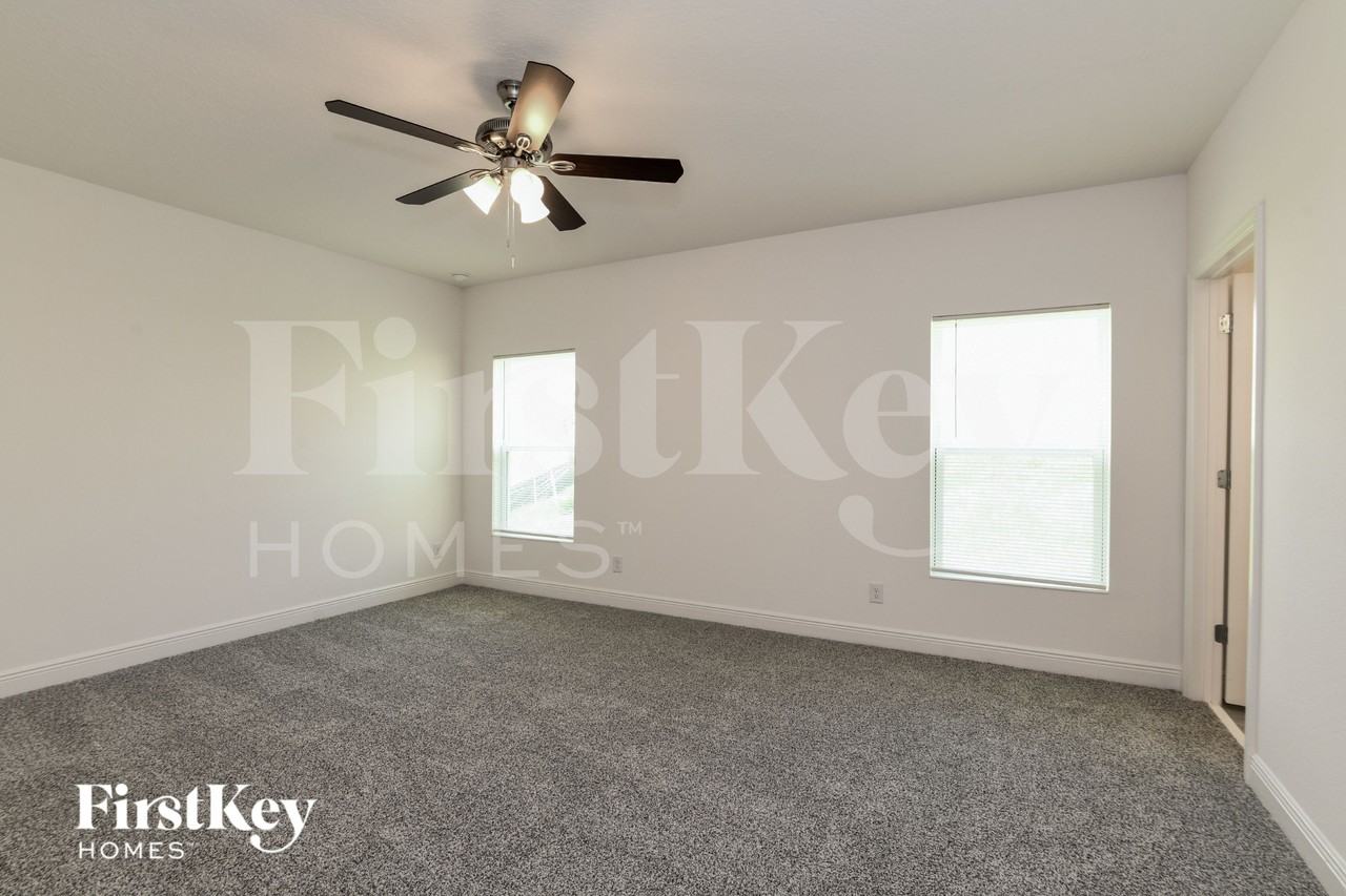 705 Blackstone St - Photo 7 of 15