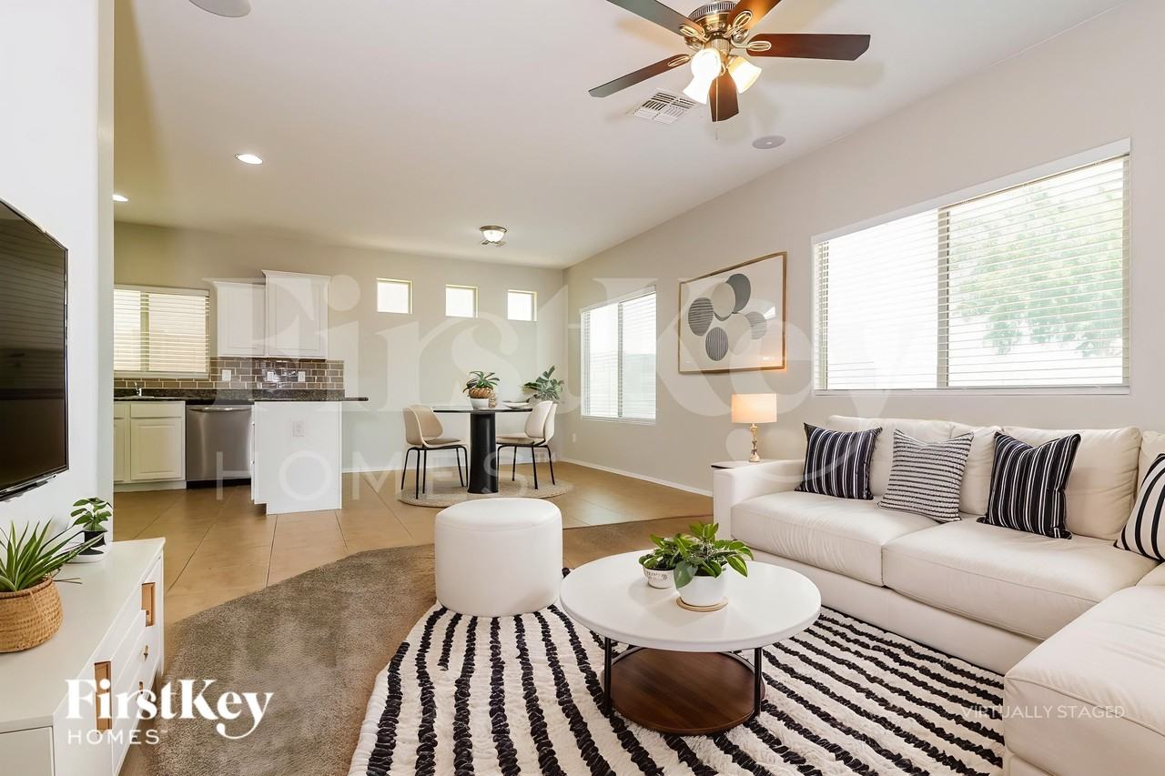 25288 W Pleasant Ln - Photo 4 of 18