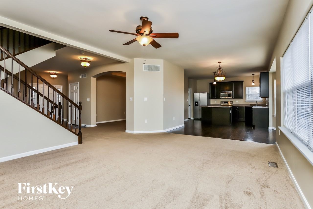 700 Phoenix Way - Photo 4 of 15