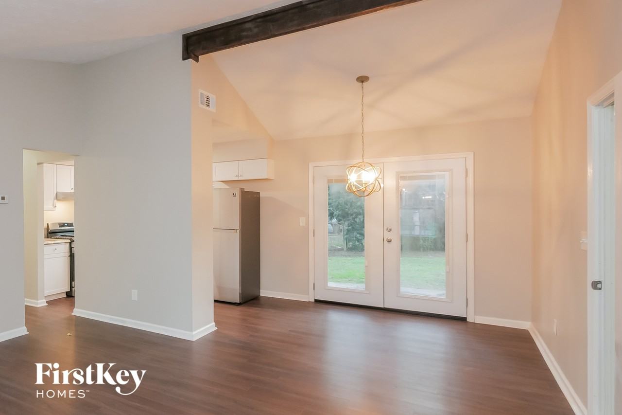 9052 Homewood Dr - Photo 4 of 15