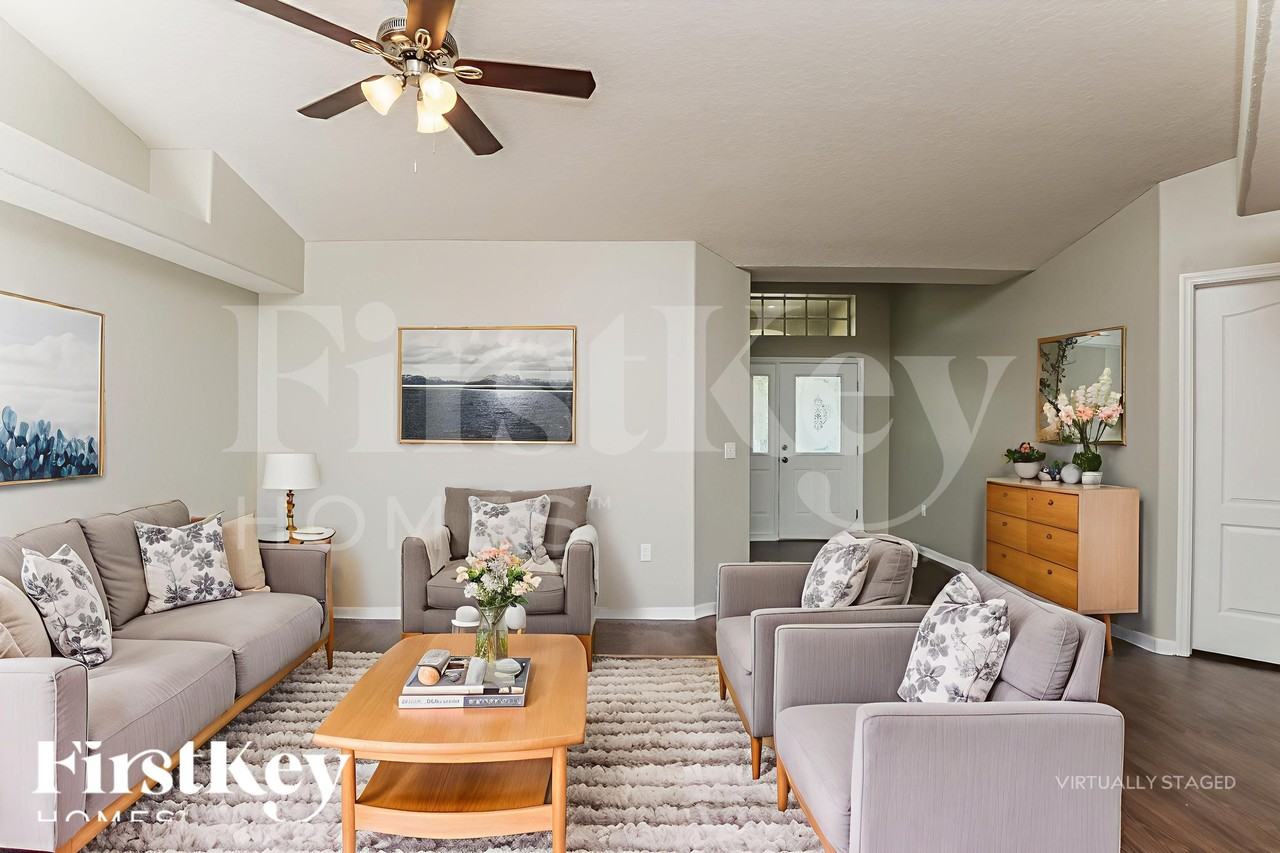 10121 Briar Cir - Photo 3 of 18