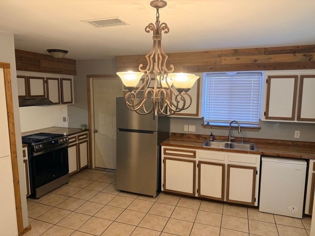 663 Duke Ave - Photo 3 of 19