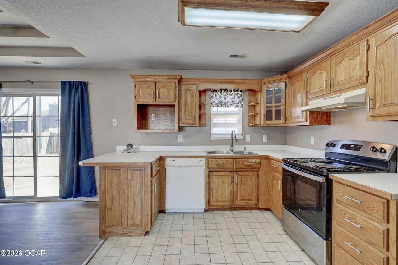 2615 S Highland Ave - Photo 5 of 12