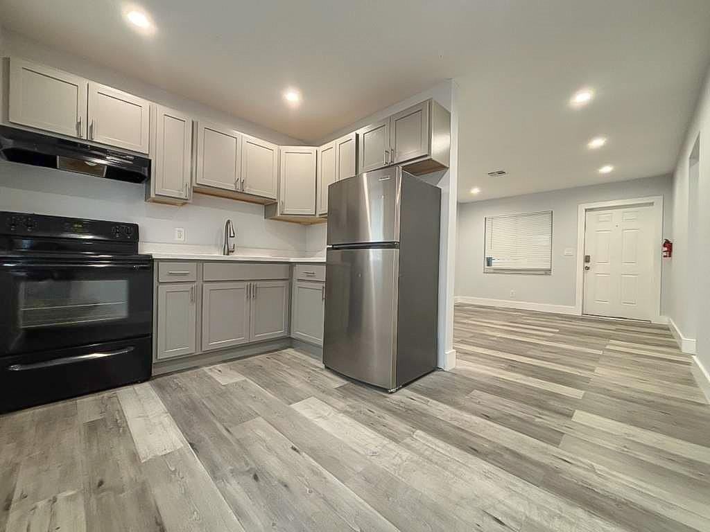 2434 Sherman St #B - Photo 3 of 19