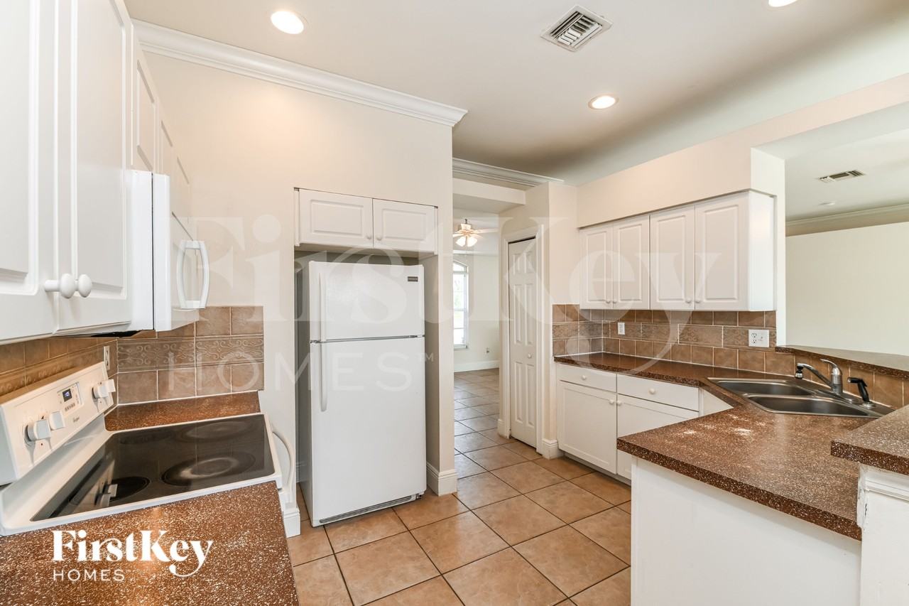 2429 Mae Ave S - Photo 4 of 15