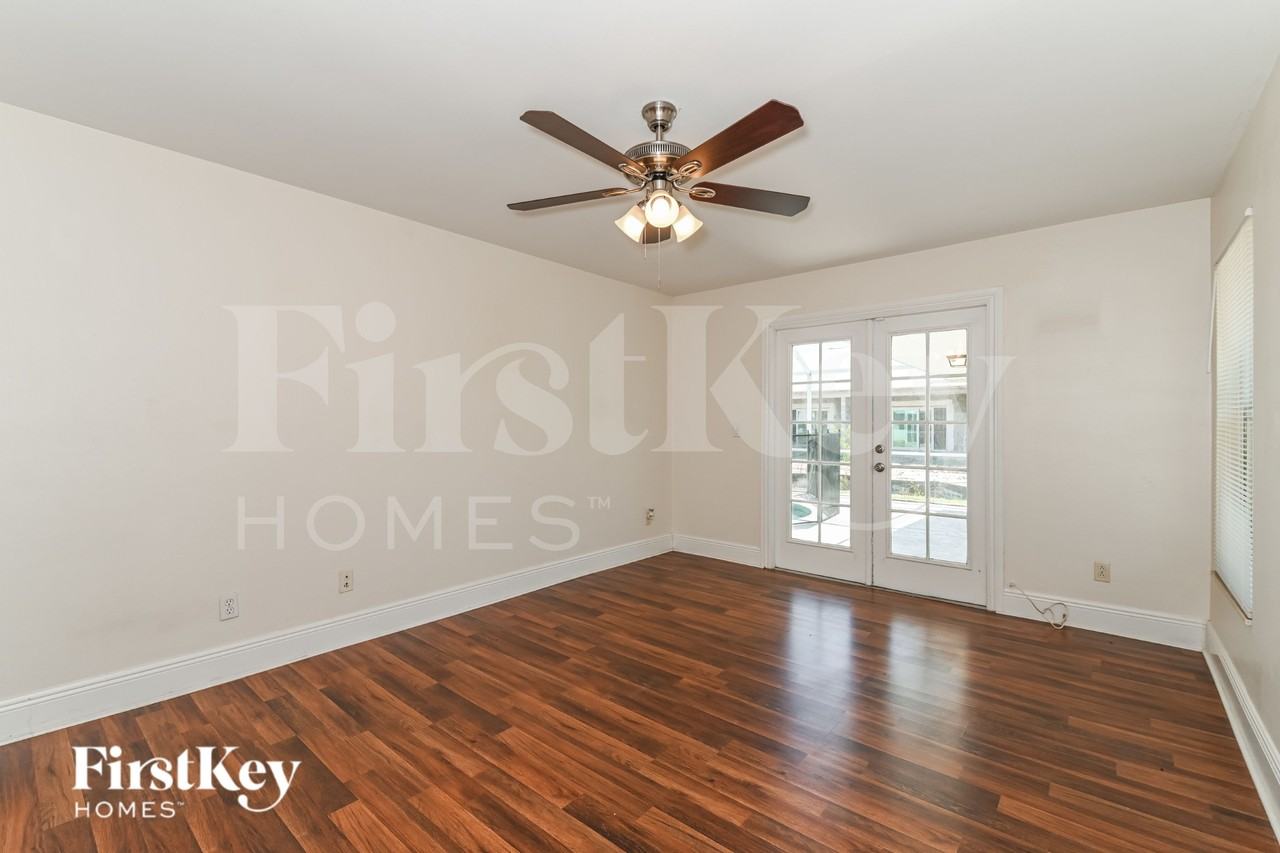 2429 Mae Ave S - Photo 7 of 15