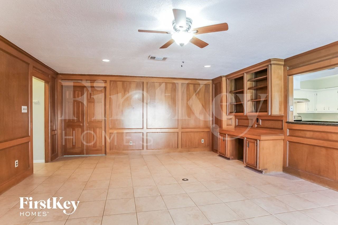 18210 Widcombe Dr - Photo 4 of 15