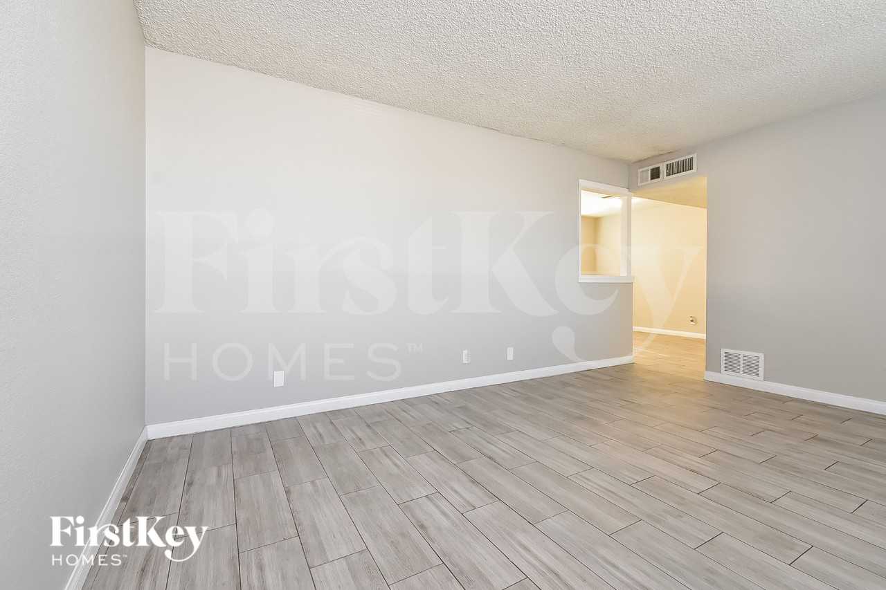 137 Kola St - Photo 3 of 16