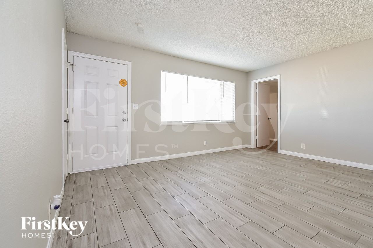 137 Kola St - Photo 4 of 16