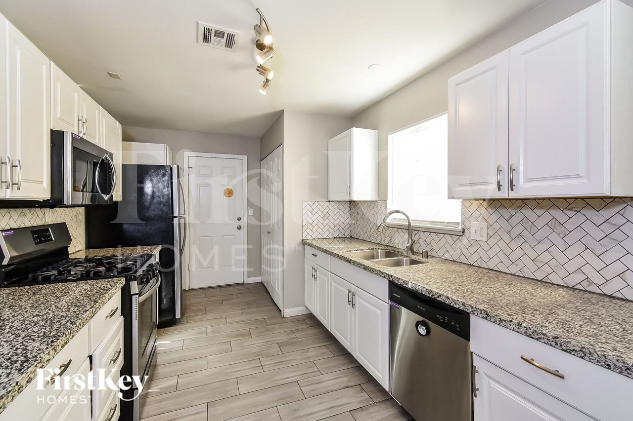 137 Kola St - Photo 5 of 16