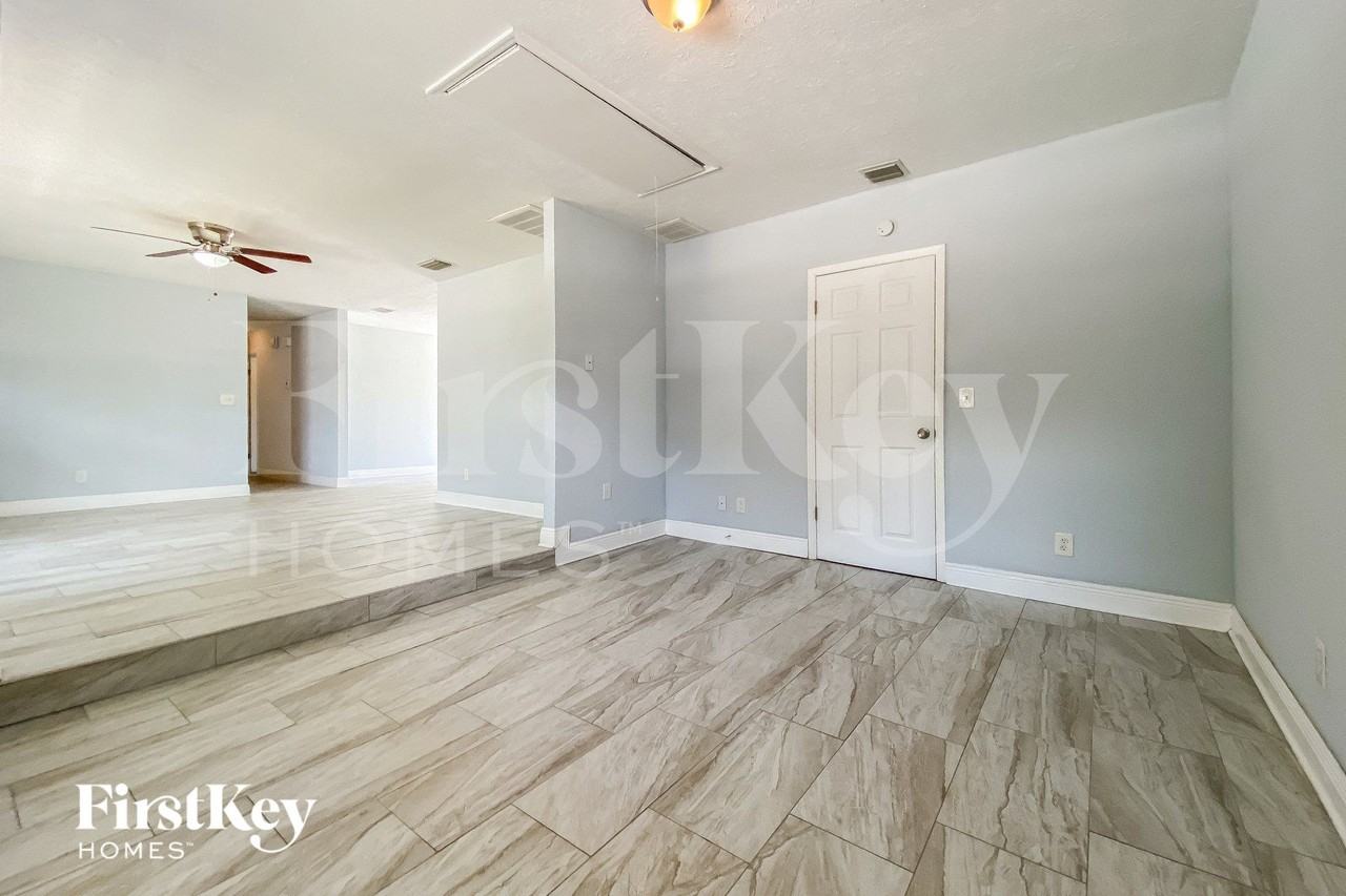 1101 Melrose St - Photo 3 of 15