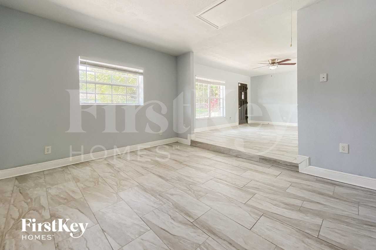 1101 Melrose St - Photo 4 of 15