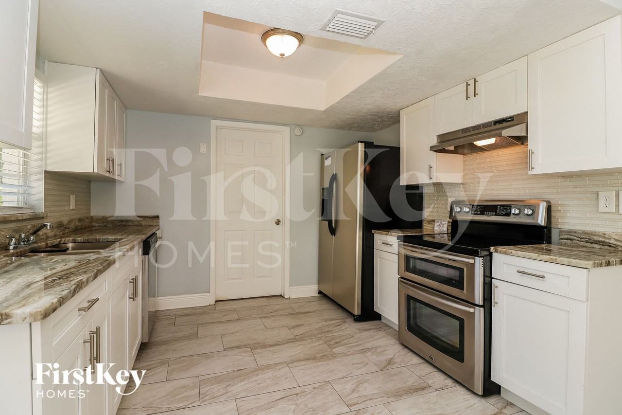 1101 Melrose St - Photo 7 of 15