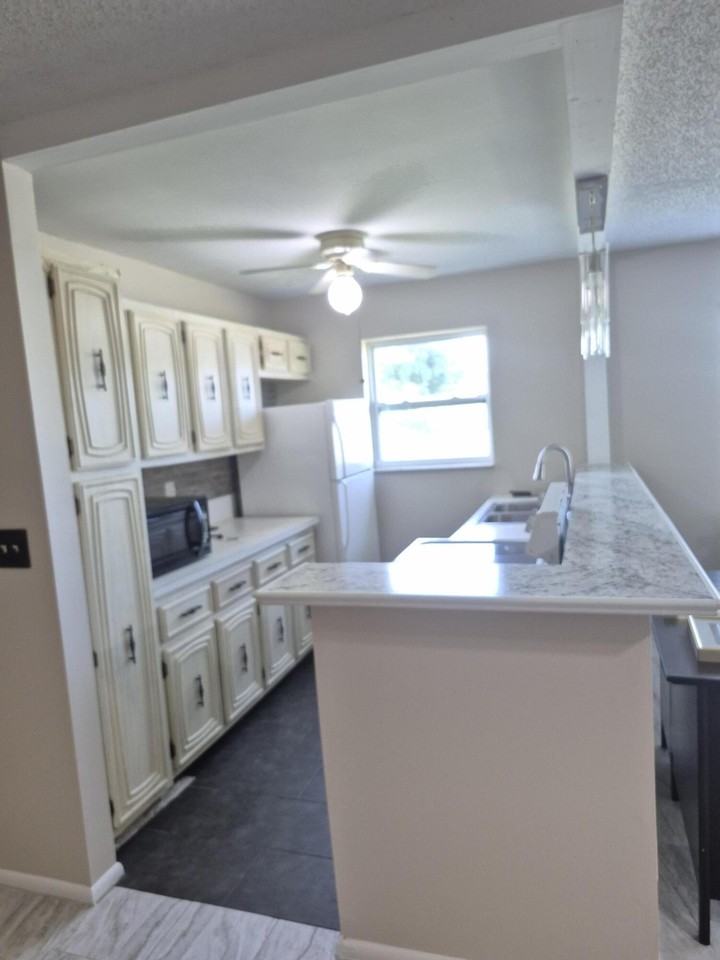 737 High Point Blvd N #B - Photo 4 of 11