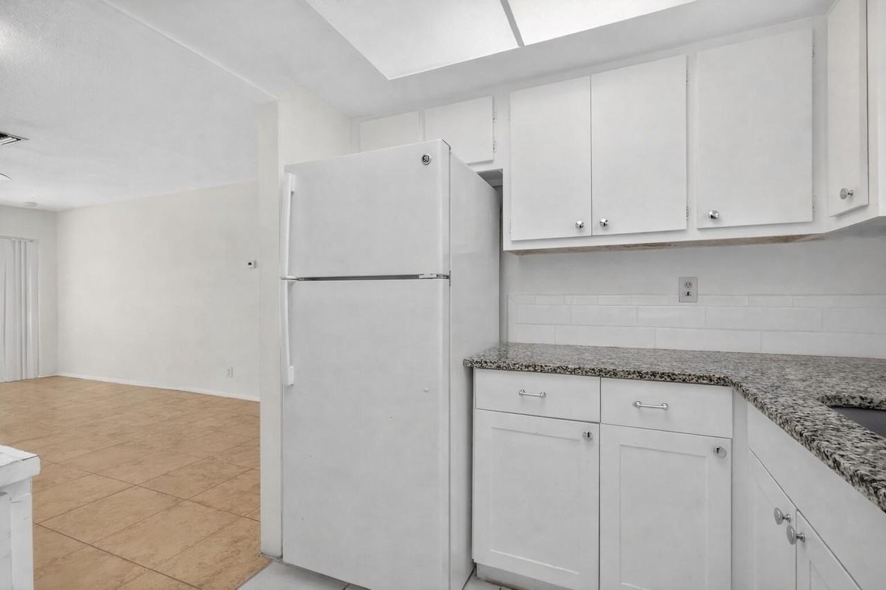 2660 Barkley Dr E #B - Photo 3 of 36