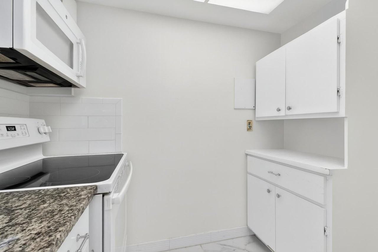 2660 Barkley Dr E #B - Photo 4 of 36