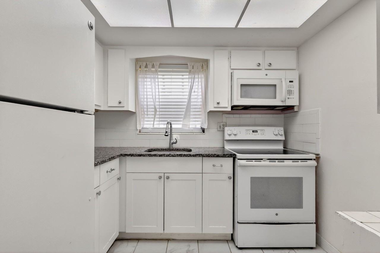 2660 Barkley Dr E #B - Photo 5 of 36