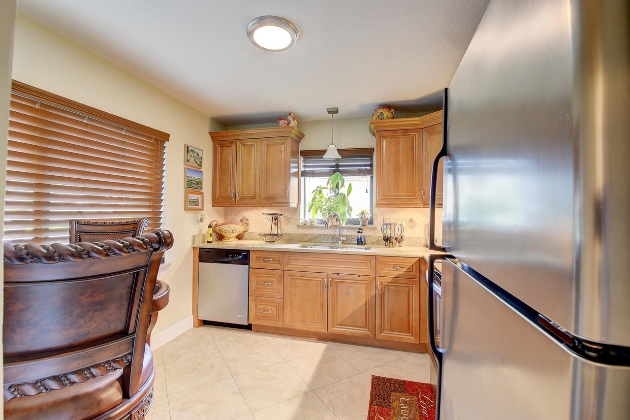 2492 Nw 10th St - Photo 2 of 31