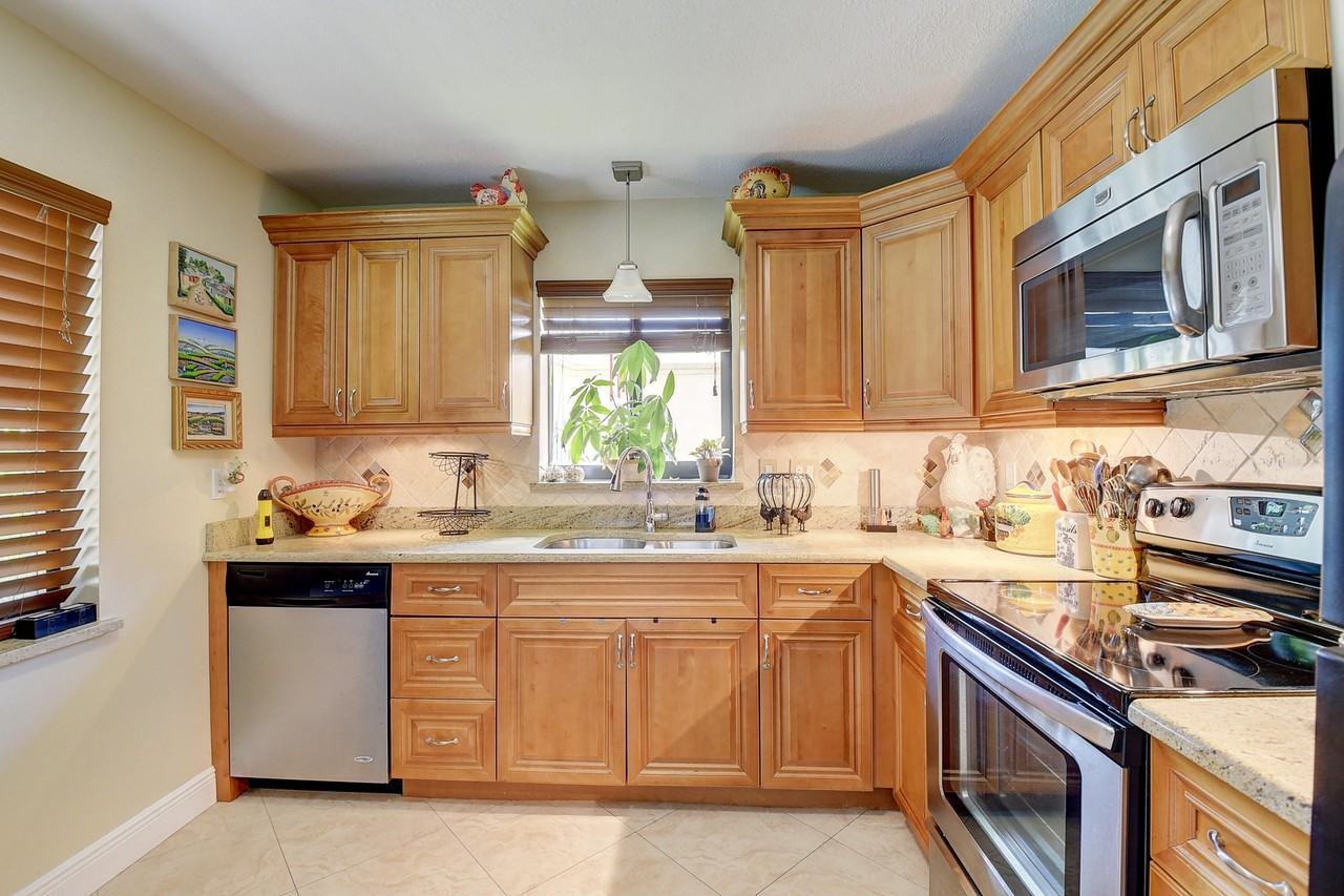 2492 Nw 10th St - Photo 3 of 31